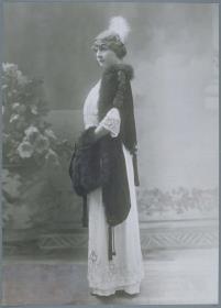 Frau in Cape von Henry de la Pensée