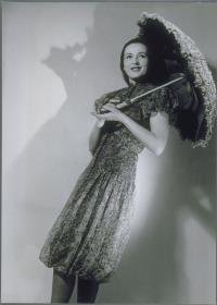 Frau in Kleid von C H Berger
