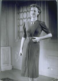 Frau in Kleid