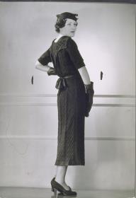 Frau in Kleid von Anny Blatt