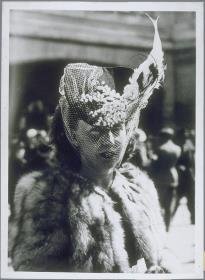 Frau mit Hut