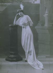 Frau in Kleid von Berny
