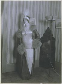 Frau in Kleid und Mantel von André Groult