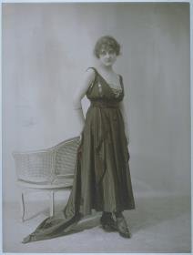 Frau in Kleid von Salm-Spiegel