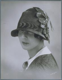 Elisabeth Grube mit Hut von Hanna Haars