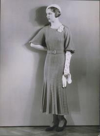 Charlotte von Bredow in Kleid von W. und Ch. Glaser