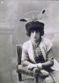 Frau mit Hut von Boniface