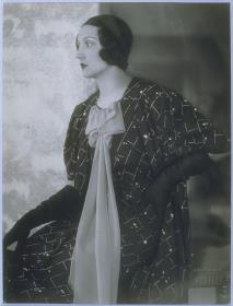 Fritzi Krüger in Ensemble von Hobe