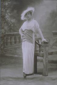 Frau in Kleid von Georgette