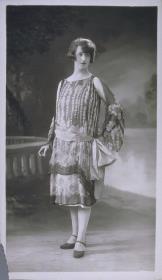 Frau in Kleid von C. Reboud