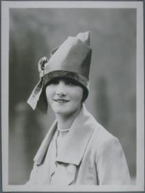 Frau mit Hut von Félix