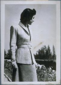 Frau in rosa getönter Fischhautjacke und Rock