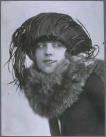 Frau mit Hut von Paula Schwarz