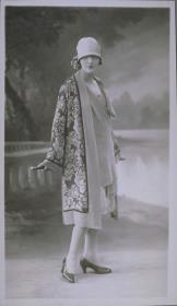 Frau in Kleid und Mantel von Bernard et C.ie