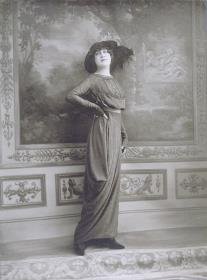 Frau in Kleid von Margaine-Lacroix