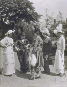 Frauen in Kleidern