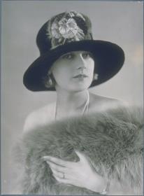 Dary Holm mit Hut von Paula Schwarz
