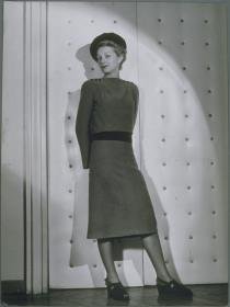 Frau in Oberteil und Rock von Gertrud Höchsmann