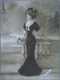 Frau in Kleid