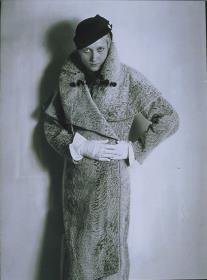 Hilde Wolf in Mantel mit Hut von Benno Leeser