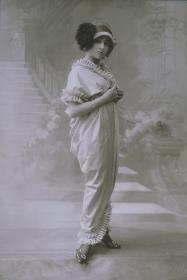 Frau in Kleid von Bongard