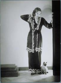 Frau in Hausensemble von Neumann
