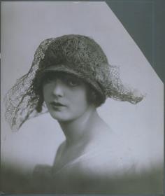 Frau mit Hut von Regina Friedlaender