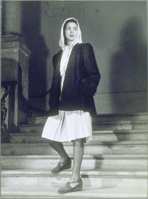 Elfi Wildfeuer in Kleid und Jacke von Jochums