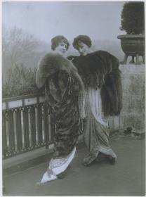 Frauen in Kleidern, Mantel und Stola