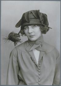 Frau mit Hut von Arthur W. Frimt