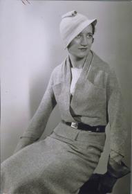 Frau in Jacke von Bruyère