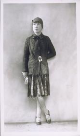 Frau in Mantel von Mariette Pognol