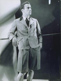 Mann in Jacke und Shorts