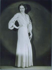 Anny Ann in Kleid von Orgler und Fidélmann