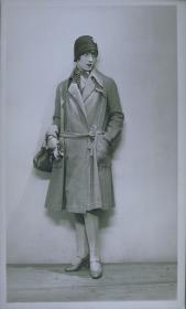 Frau in Mantel von Bernard et C.ie