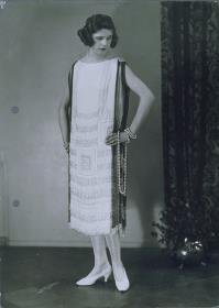 Frau in Kleid von V. Manheimer