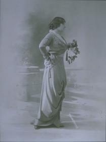 Frau in Kleid von Bazan