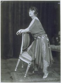Erna Nittler [Nitter?] in Kleid von Clara Schultz