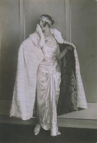 Frau in Kleid und Cape