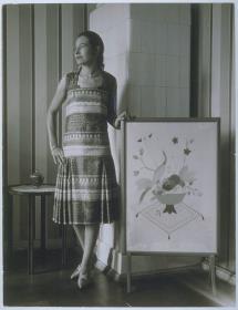 Frau in Kleid von Modenwerkstatt Sonja Erich, Berlin