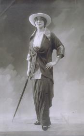 Frau in Jacke und Rock von Jaqueline