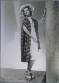 Frau in Cape und Kleid von Elegance mit Hut von Adele List