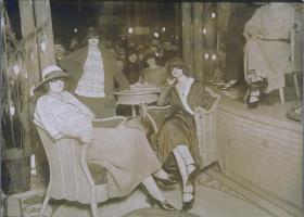 Frauen in Kleidern in einem Schaufenster