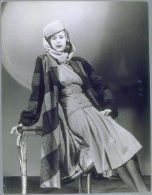 Frau in Jacke, Rock und Mantel von Suden und Lauer