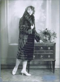 Frau in Mantel von Breslauer