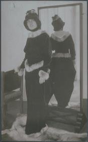 Frau in Jacke und Rock von Wiener Werkstätte