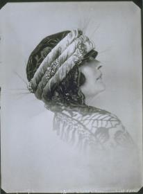 Frau mit Hut von Paula Schwarz