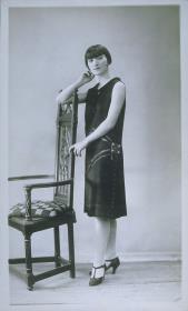 Frau in Kleid von Mariette Pognot