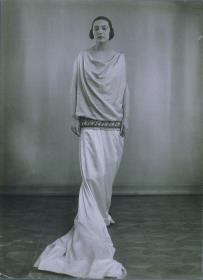 Elsa Heims (?) in Kleid von Otto Haas-Heye
