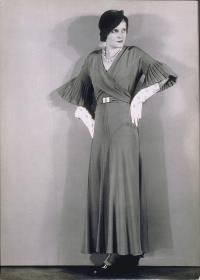 Frau in Kleid von Klyhs